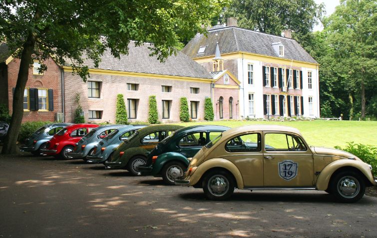 Volkswagen Kever en deelnemers tijdens een pauze